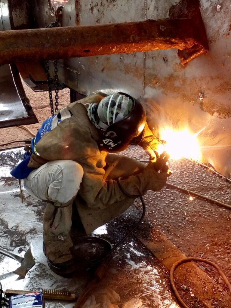 equipe Emil Montagem, fazendo manutenção preventiva na caldeiras.