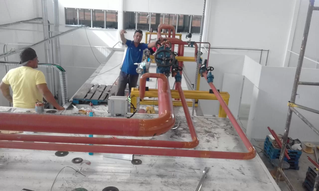 equipe Emil realizando Manutenção e inspeção industrial