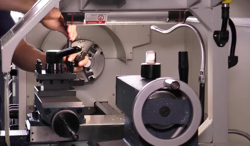 Torneamento, fresagem e retificação. processo fundamental aqui na Emil Montagem